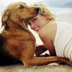 Charlize Theron and tucker on beach photo by fuzfeed.com